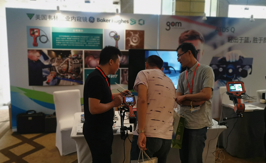 北京韋林意威特工業(yè)內(nèi)窺鏡有限公司的技術(shù)人員，正在為與會(huì)者介紹韋林工業(yè)內(nèi)窺鏡在汽車檢測(cè)方面的應(yīng)用